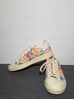 Adidas Love Unites Mens Cream Low-Top Sneakers with Multicolor Embroidery SZ 8